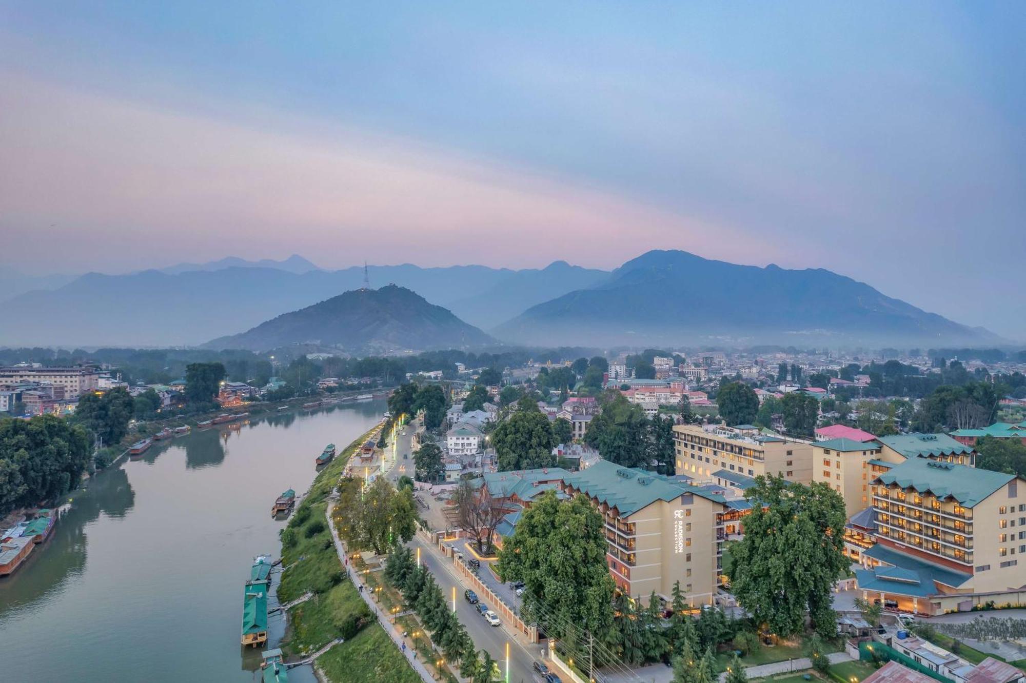 Radisson Collection Hotel & Spa, Riverfront Srinagar Exteriör bild