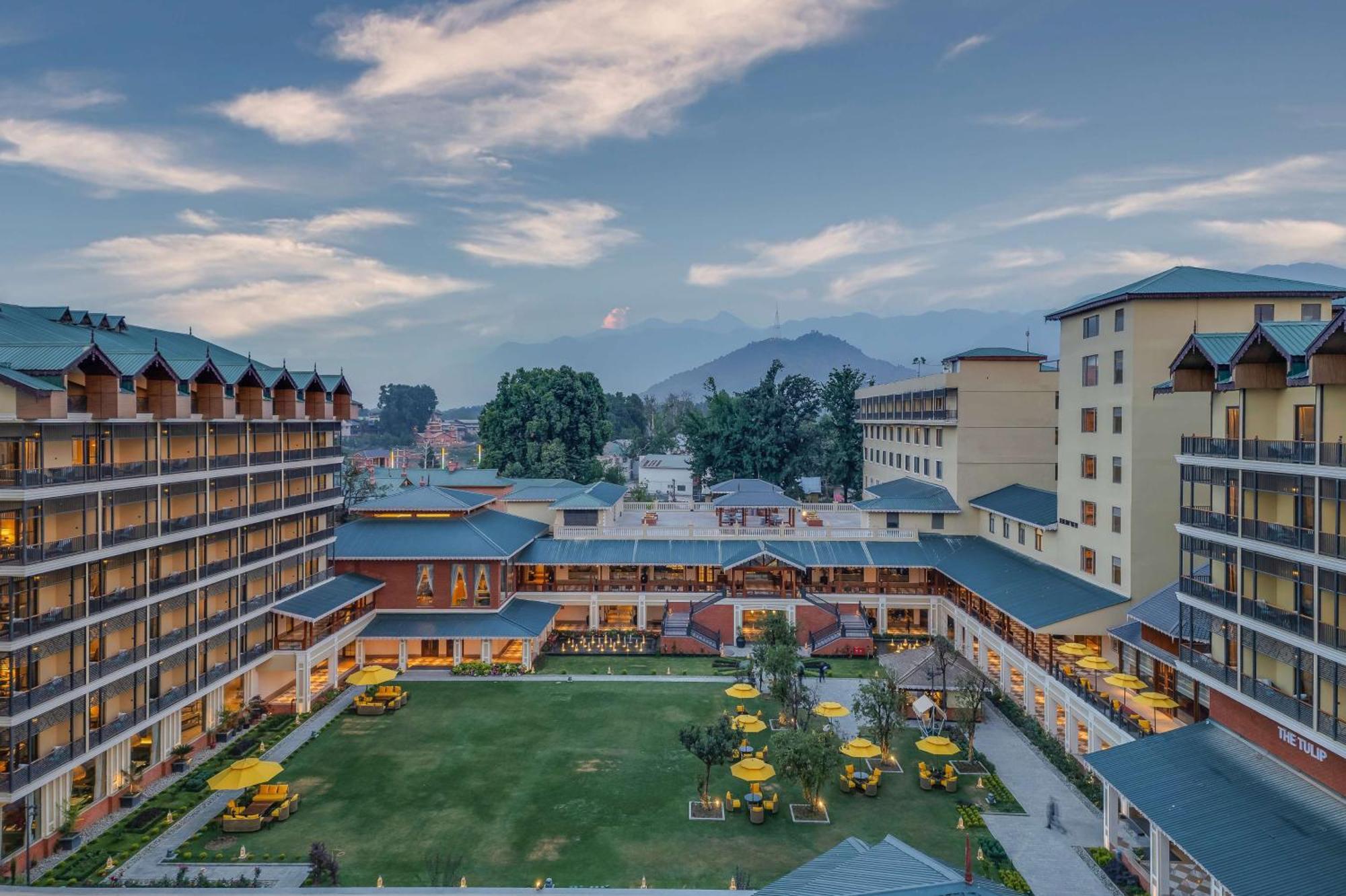 Radisson Collection Hotel & Spa, Riverfront Srinagar Exteriör bild