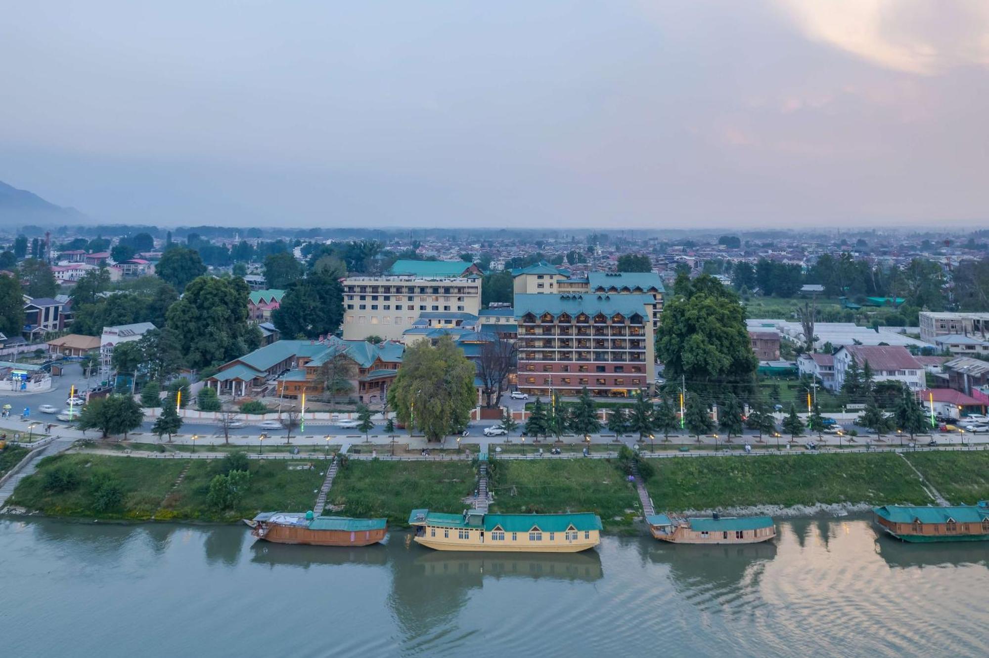 Radisson Collection Hotel & Spa, Riverfront Srinagar Exteriör bild