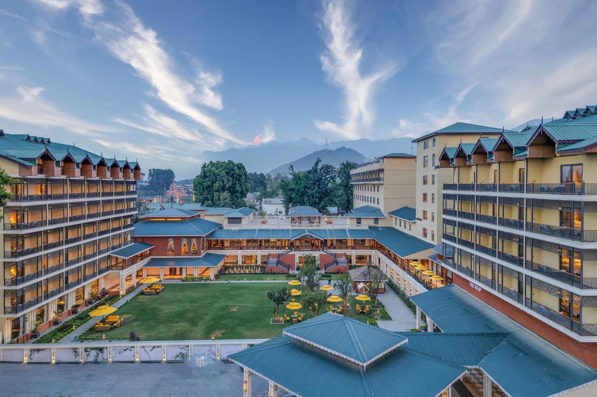 Radisson Collection Hotel & Spa, Riverfront Srinagar Exteriör bild