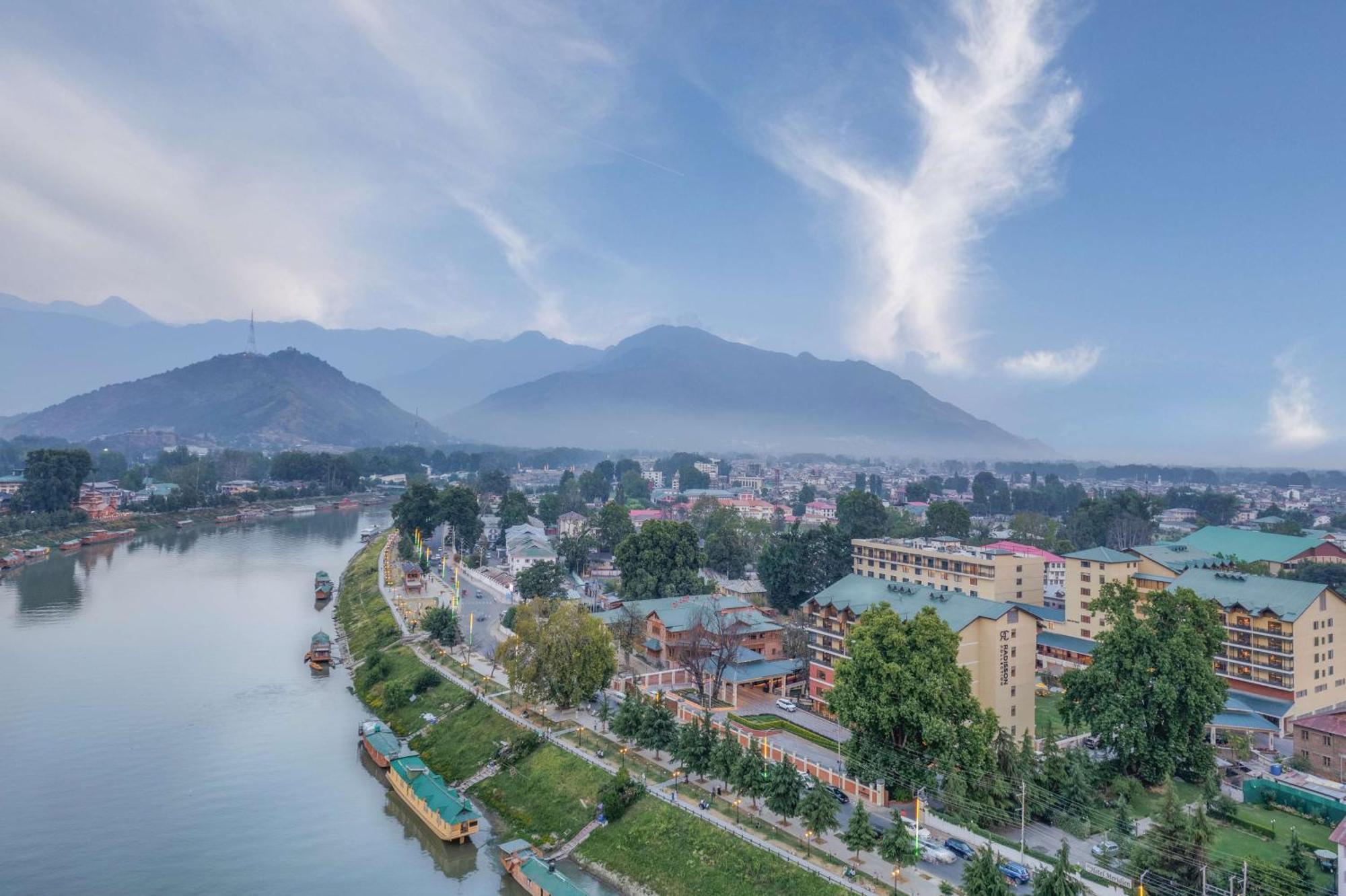 Radisson Collection Hotel & Spa, Riverfront Srinagar Exteriör bild