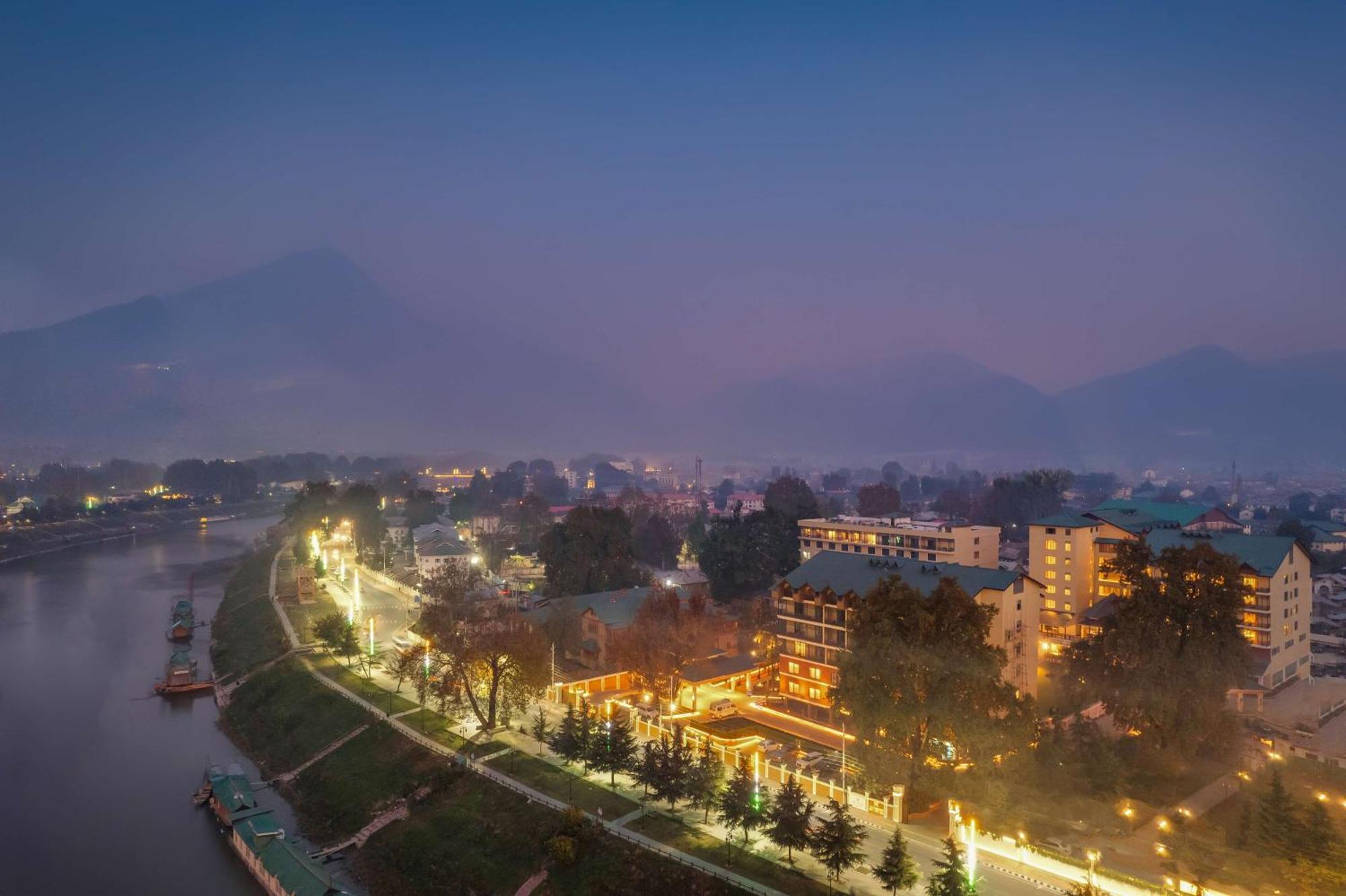 Radisson Collection Hotel & Spa, Riverfront Srinagar Exteriör bild