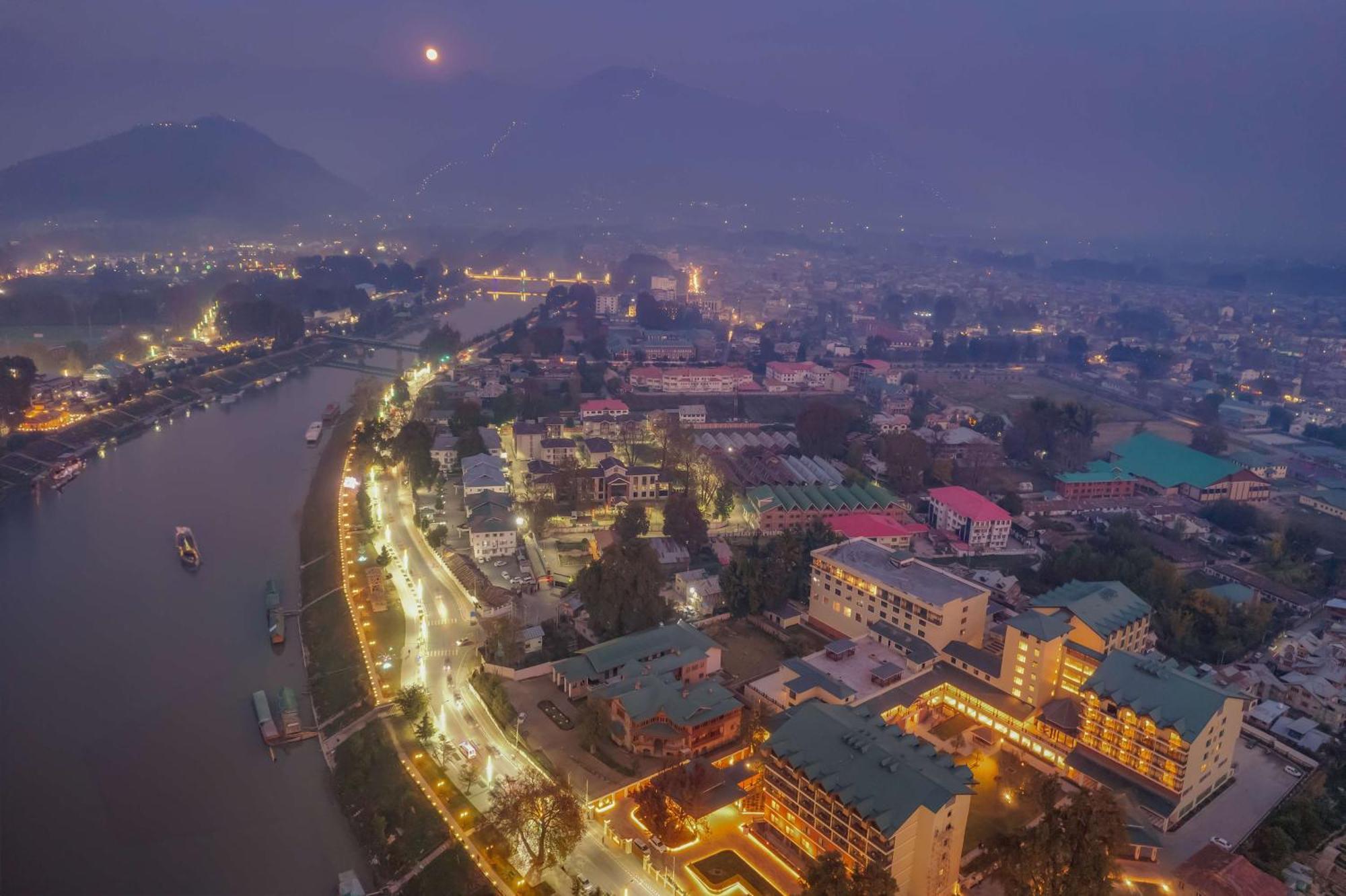 Radisson Collection Hotel & Spa, Riverfront Srinagar Exteriör bild