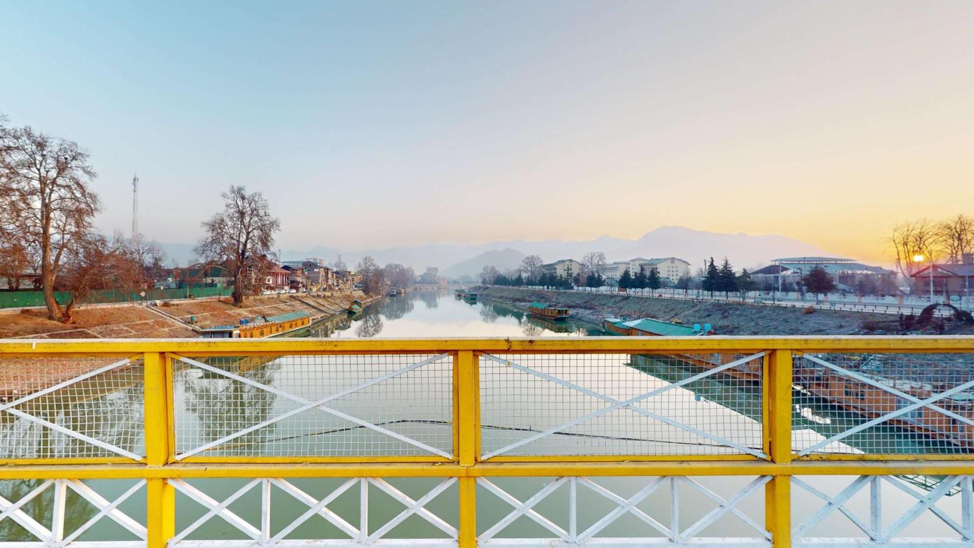 Radisson Collection Hotel & Spa, Riverfront Srinagar Exteriör bild